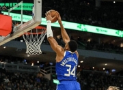 芒果体育-关于字母哥迎来十五赛季高光表现，独行侠球迷沸腾！的信息